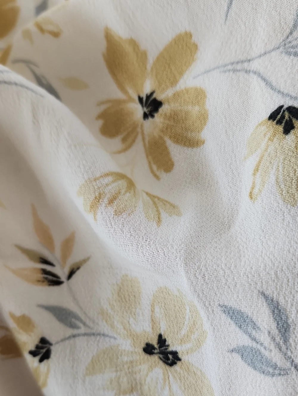 NWT...Zara Cream Floral Puff-Sleeve Button-Front Blouse
